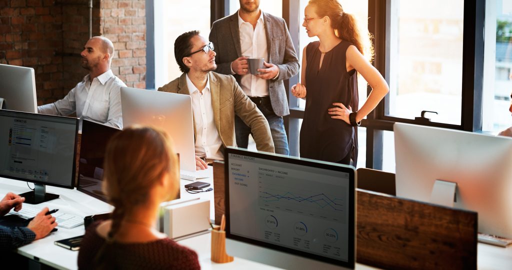 אנשים מסתכלים על מסכים ומשוחיים בעיניים אנשים עובדים