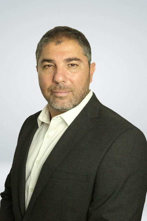 בן אדם עם חליפה על רקע בהיר