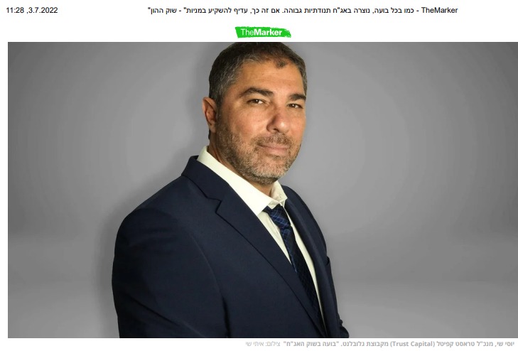 תמונה של יוסי שי בחליפה על רקע של קיר עם לוגו של דה מרקר