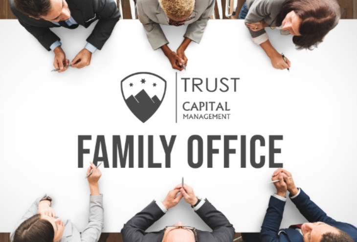 שישה אנשים יושבים סביב שולחן לבן חושבים ביחד סיעור מוחות באמצע יש לוגו כחול לבן עם המשפט family office