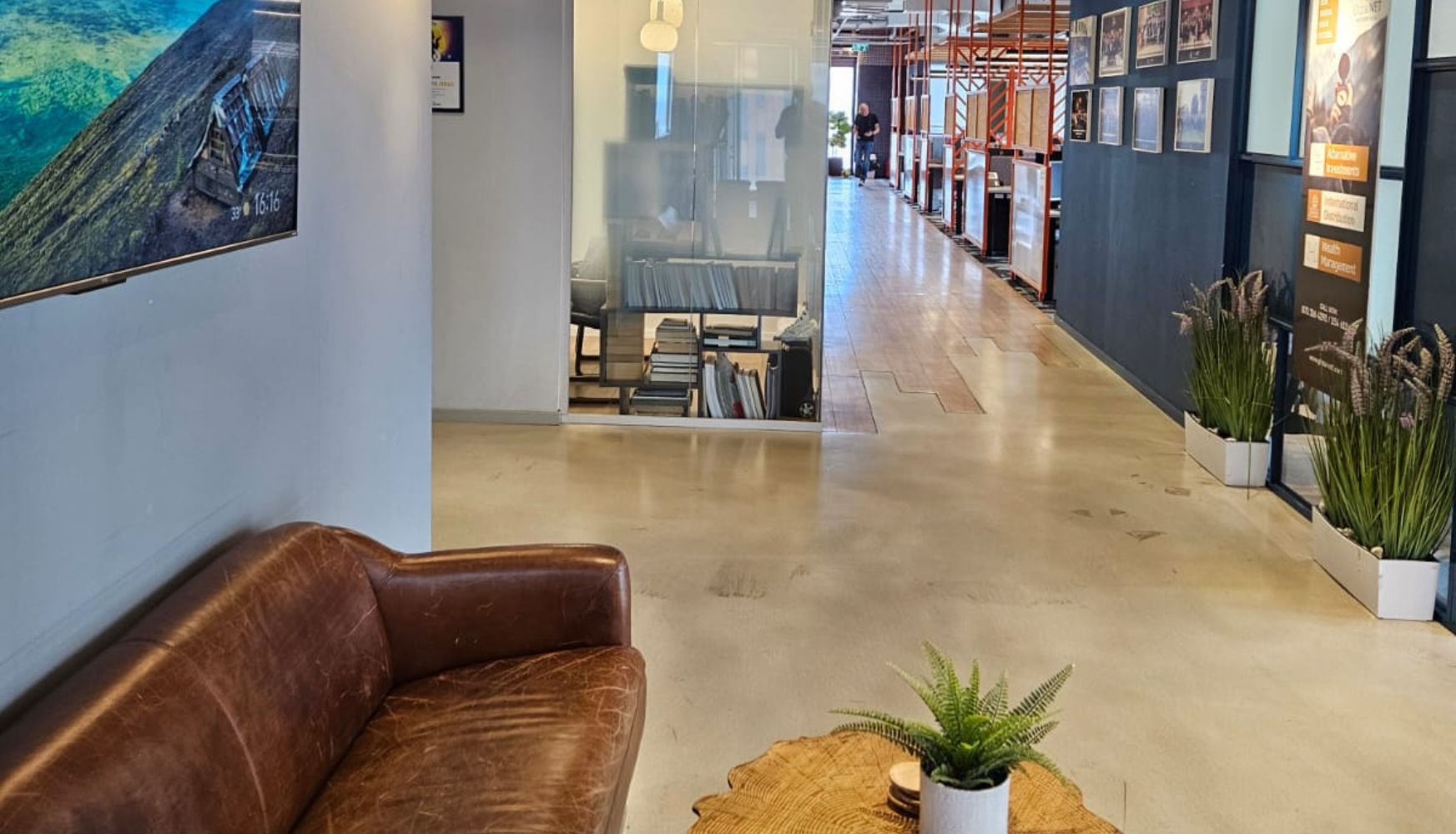 ספה מעור עם מסדרון ארוך ותמונות על הקיר