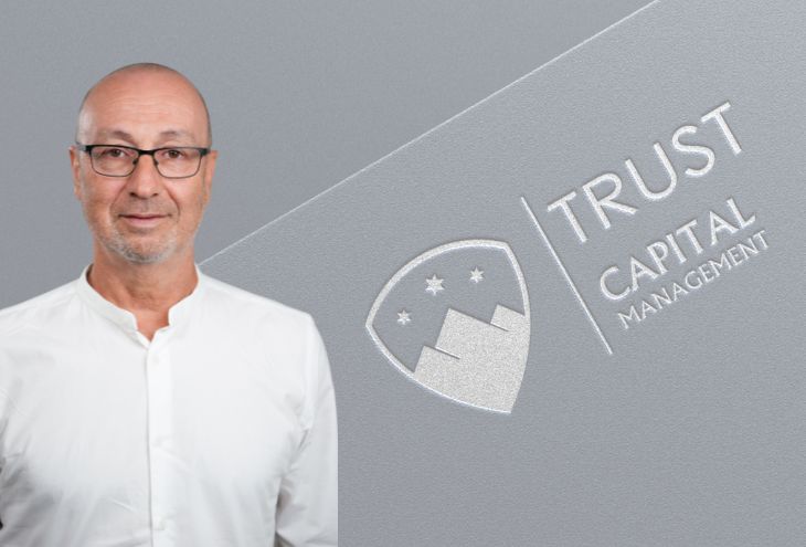 בן אדם עם חולצה לבנה מכופתרת על רקע בהיר עם הלוגו של טרסאט קפיטל פמילי אופיס