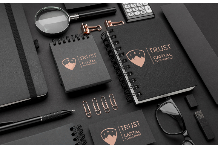 על שולחן שחור כהה משקפיים עם יומן מחשבון זכוכית מגדלת עט